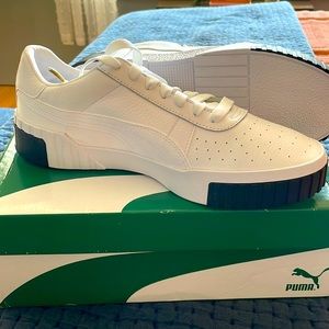 Cali Win’s Womens Pumas Size 10